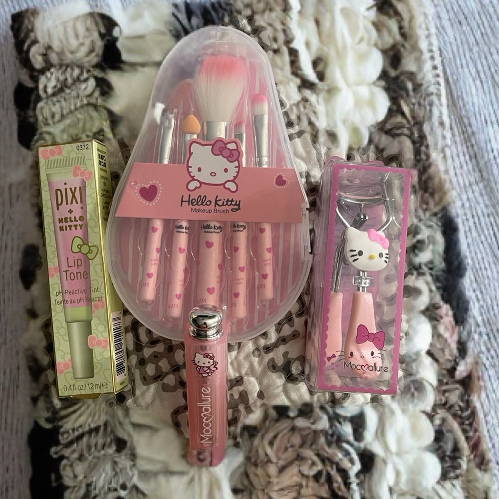 Hello Kitty Pink Beauty Tool Set